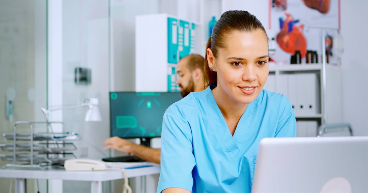 eClinibase, infirmière sur un ordinateur